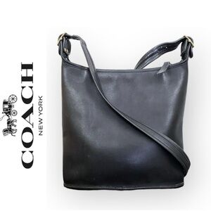 Vintage Coach 1996 medium sized duffle bag with zipper closure, black leather